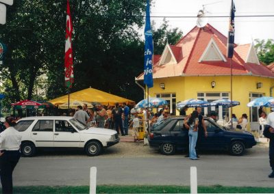 Retro hangulat a Family Étterem előtt – Szelidi-tó fő attrakciója