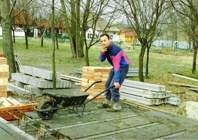 Retro hangulat a Family Étterem előtt – Nagy munkában