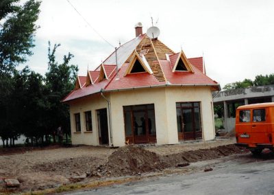 Retro hangulat a Family Étterem előtt – Indul az építkezés