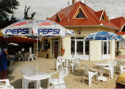 Retro hangulat a Family Étterem előtt – Építkezés közben