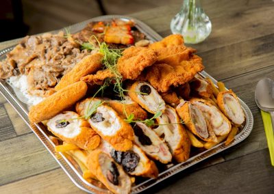 Family Étterem ételkínálata – tálak készítése