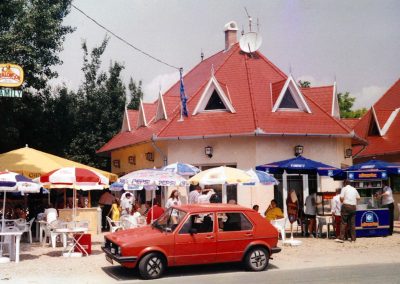 Retro hangulat a Family Étterem előtt – Szelidi-tó környék