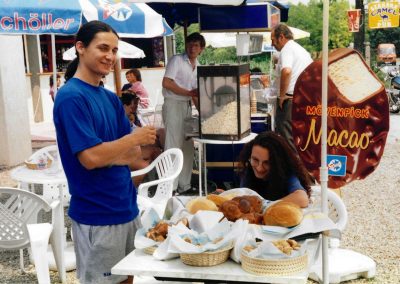 Retro hangulat a Family Étterem előtt – Jégkrém árusok